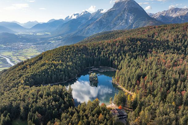 Drohnenaufnahme Möserer See im Herbst_Blick auf Hohe Munde und Mieminger Plateau