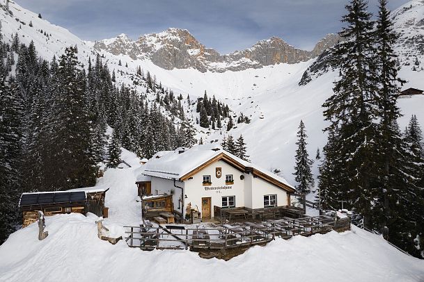Drohnenaufnahme Wettersteinhütte - Nahaufnahme mit Blick ins Wettersteingebirge