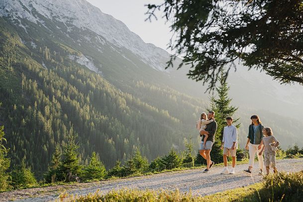 Familie in der Region Seefeld - Wandern auf dem Ganghoferweg - Gaistal