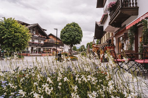 Fussgaengerzone Seefeld im Sommer
