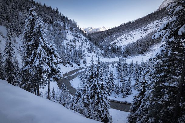 Gaistal Natur im Winter - Flusslauf mit Blick Richtung Leutasch