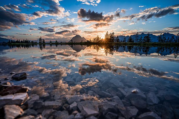 kaltwassersee-bei-sonnenuntergang-im-sommer-1