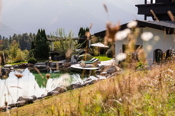 Lärchenhof Natur - Liegen am Teich vor dem Hotel