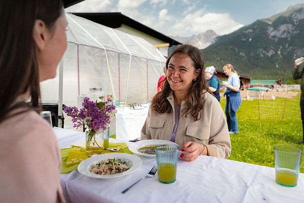 Leutascher Bergfrühlingstage 2025_Wildkräuterwanderung Hungrig auf Natur am Wirtseppelerhof_Teilnehmerinnen am Esstisch