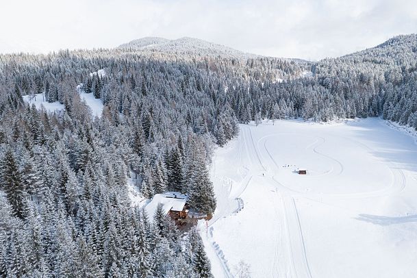 Lottenseehütte und Lottensee im Winter von oben - Luftaufnahme