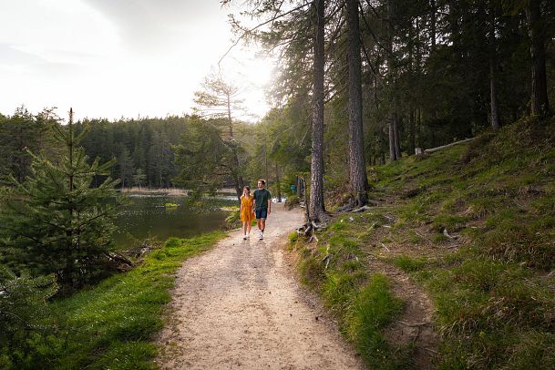 Möserer See im Frühling - Paar läuft entlang des Seeweges