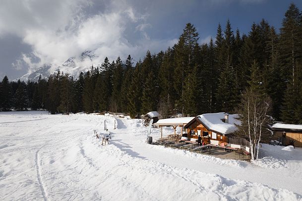 Muggenmoosalm Drohnennahaufnahme mit Hohe Munde in Wolken