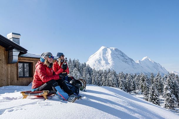 Rodeln am Katzenkopf mit Hohe Munde im Hintergrund - Leutasch