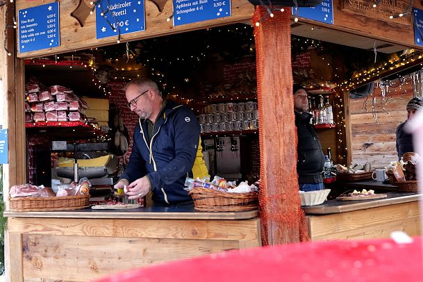 Weihnachtsmarkt Seefeld Südtiroler Stand aus der Totalen