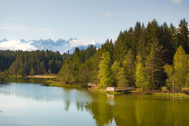 Wildsee im Frühling bei Morgenstimmung - Drohneaufnahme Plattform am See mit Kalkkögeln im Hintergrund