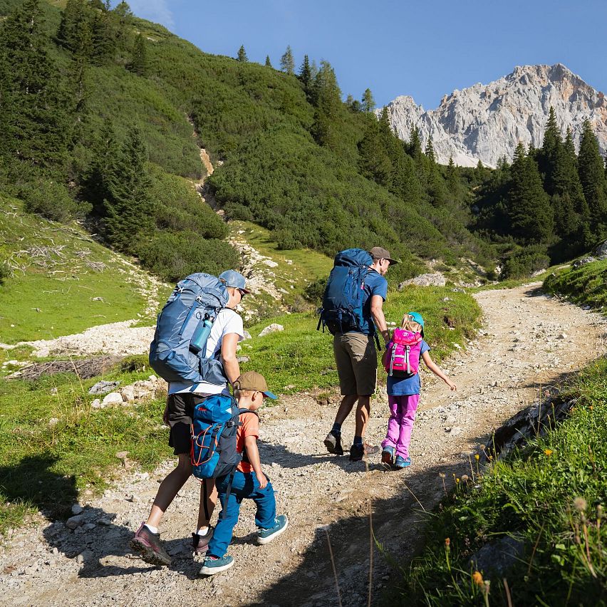 Familien-Weitwanderung im Gaistal - Familie läuft das Scharnitztal hinauf