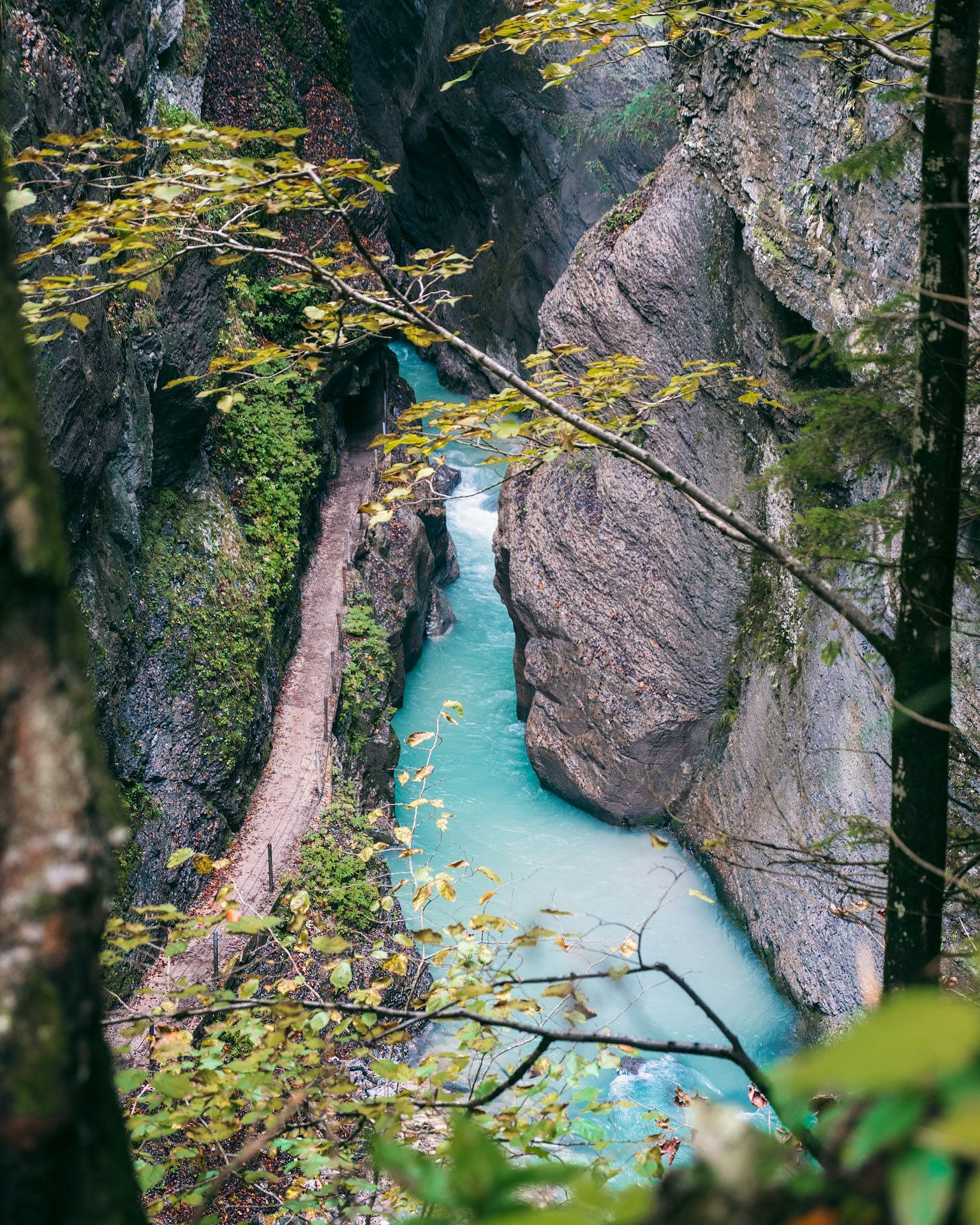 Die namensgebende Partnach sorgt für ein schönes Farbenspiel in der Partnachklamm_GaPa Tourismus_strenges Copyright