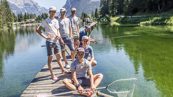 Gruppe am Steg beim Weidachsee - Leutasch