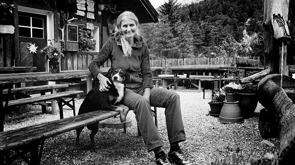 Hüttenwirtin Christine Ackermann von der Scharnitzer Alm im Karwendelgebirge - Portrait mit Hund schwarz-weiss