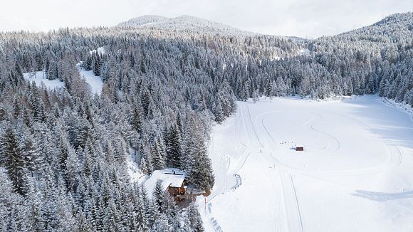 Lottenseehütte und Lottensee im Winter von oben - Luftaufnahme