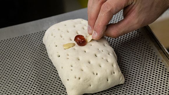 slider-verzierung-von-brot-im-reither-brot-reith
