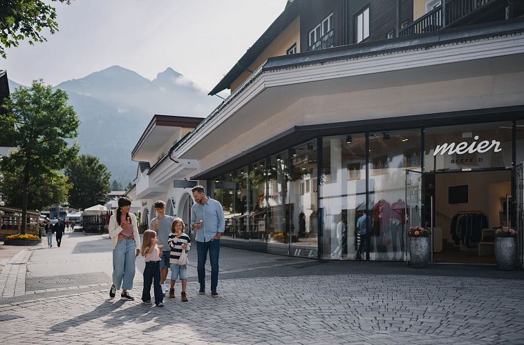 Familie in Seefeld - Bummeln und Eisessen in der Fussgaengerzone Seefeld