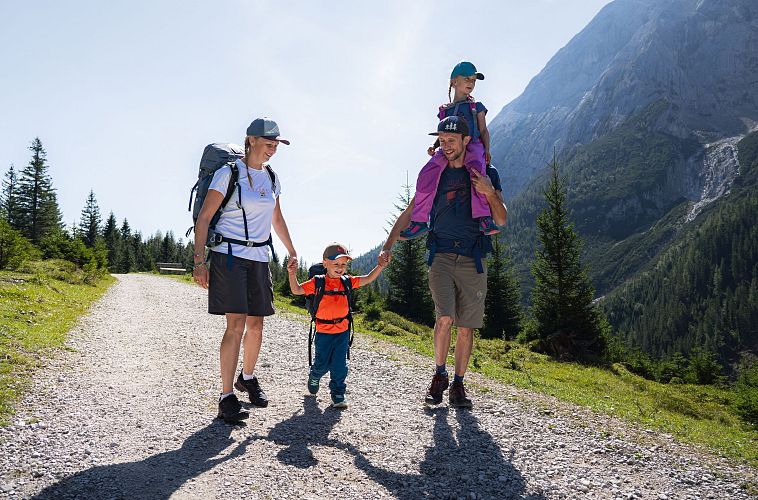 Familien-Weitwanderung im Gaistal - Familie auf breitem Wanderweg - Tochter auf dem Schultern des Vaters