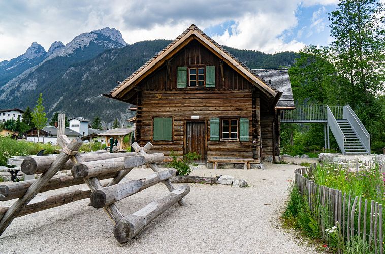 karwendelspieplatz-scharnitz-mit-blick-auf-holzerhuette