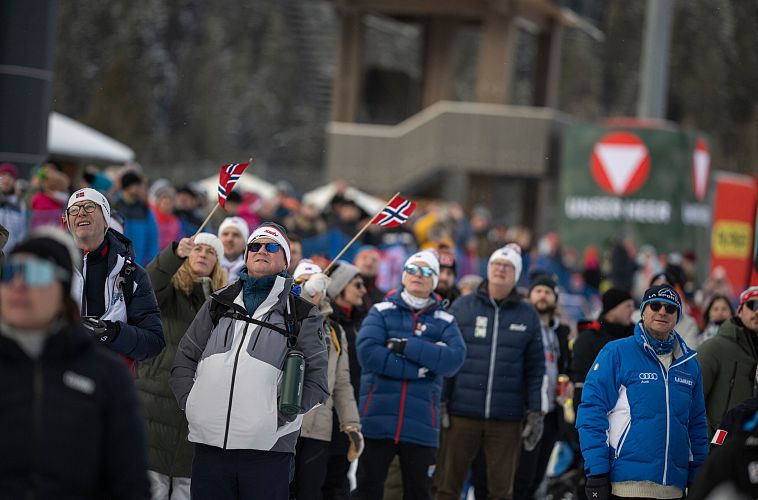 Nordic Combined Triple 2023 - Fans mit Blick auf Schanze