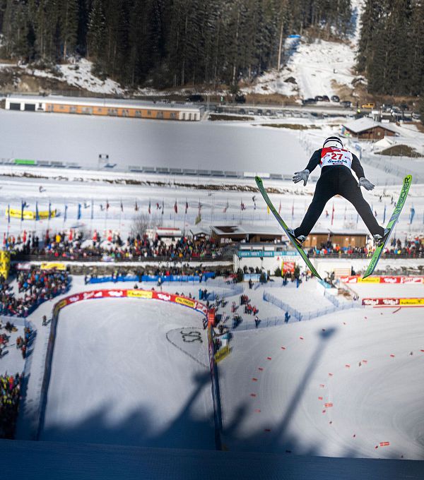 Nordic Combined Triple 2023 - Skispringer Spiegelbild