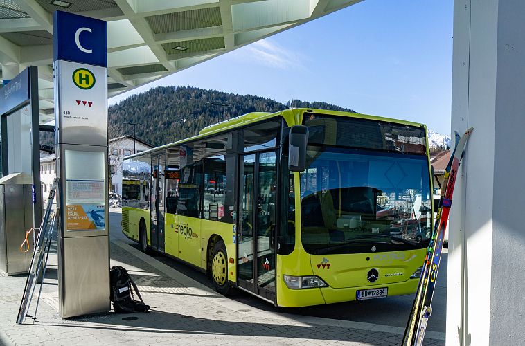 regionsbus-haltestelle-am-bahnhof-seefeld-3