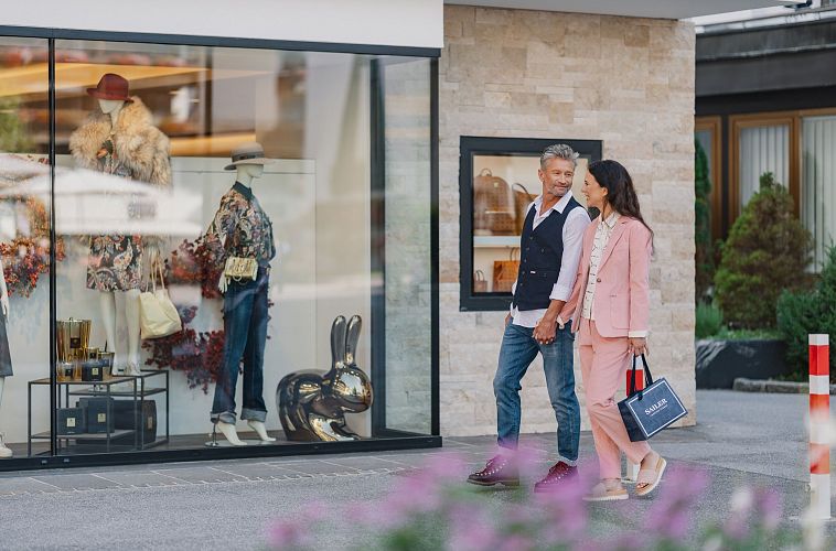 Shopping in der Fussgaengerzone Seefeld - Paar