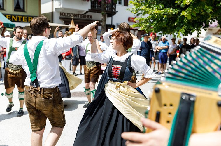 Strudelfest in Seefeld - Seefelder Plattler auf dem Dorfplatz