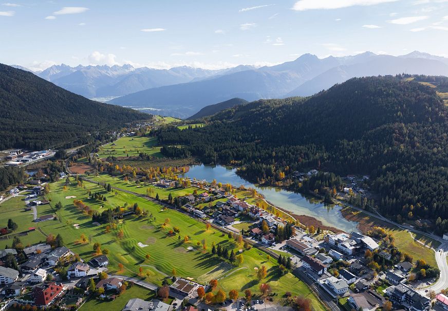 Wildsee im Herbst - Drohnenaufnahme - Blick auf Golfplatz und See mit Bergpanorama (1)