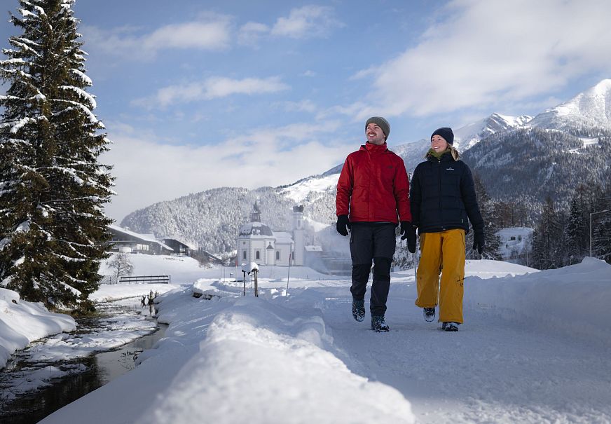 Winterwandern Paar Seefeld Möserer Tal Paar läuft vor Seekirchel